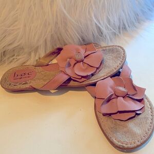 Pink leather flip flip sandals with pretty flower 🌸 appliqué